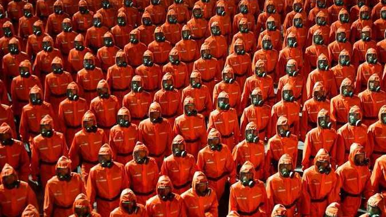 Bütün dünya onları izledi: Tehlikeli madde elbiseli ordu dikkat çekti