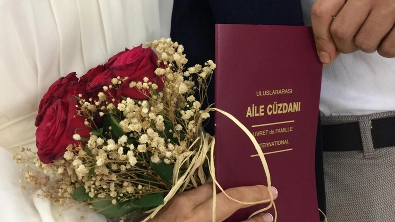 Evliliklerde en çok merak edilen konulardan biri... Çok düşünüp konuşmadığımız önemli husus... Geçmişi saklamanın vebali var mıdır yok mudur? Ölçü ne olmalı bu alanda?