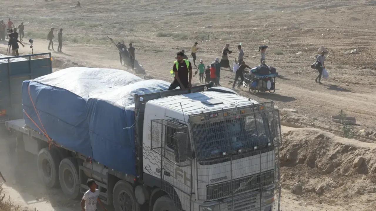 Filistinli tüccarlara ait gıda ve meyve yüklü tırlar, Gazze Şeridi'ne giriş yaptı