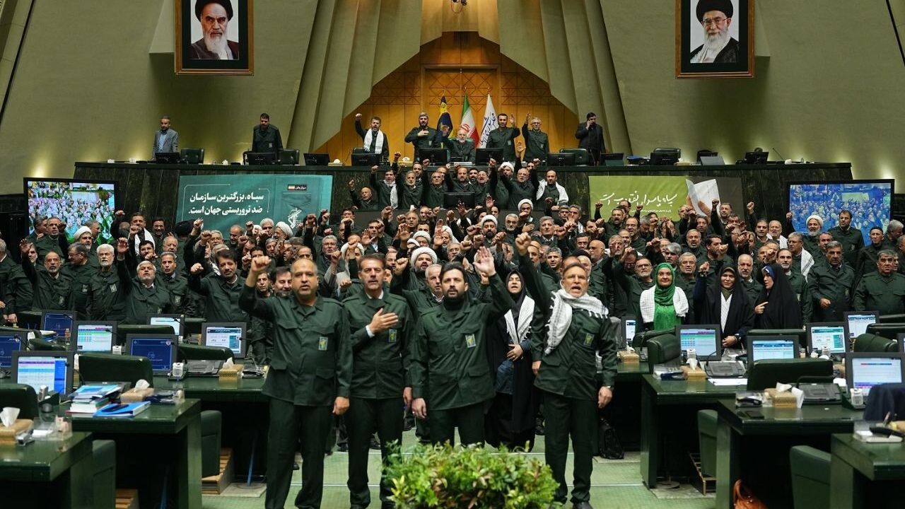 İran Meclisi'nde Milletvekilleri askeri üniforma giydi: ''Amerika'ya ölüm! İsrail'e ölüm!''