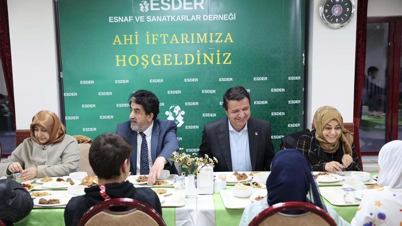 Saadet Partisi Genel Başkanı Mahmut Arıkan, Ramazan ayının ilk iftarını yetimlerle açtı