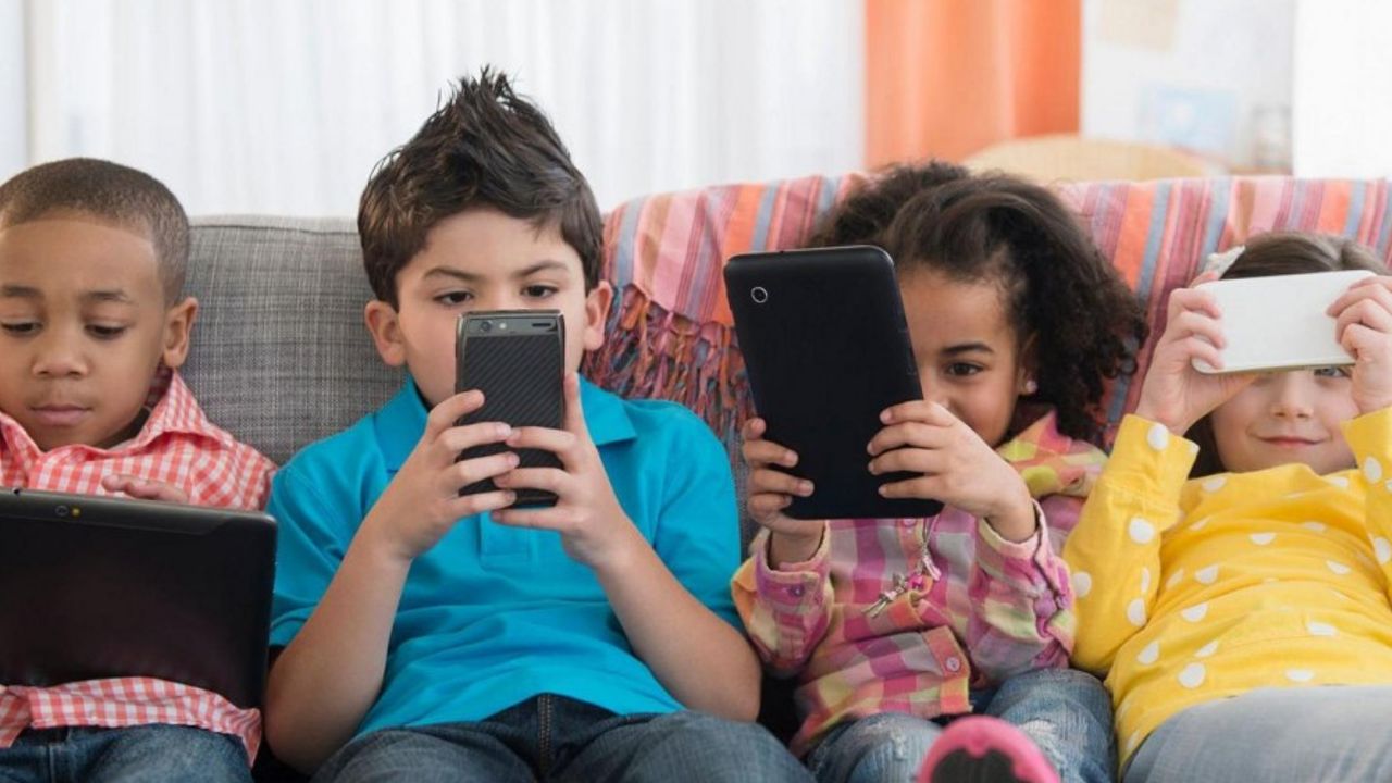 Aşırı ekran kullanımı hafızayı ve dikkati nasıl etkiliyor? Dijital cihazlar hafızayı sessizce tehdit ediyor! Çağın hastalığı: dijital Demans nedir?