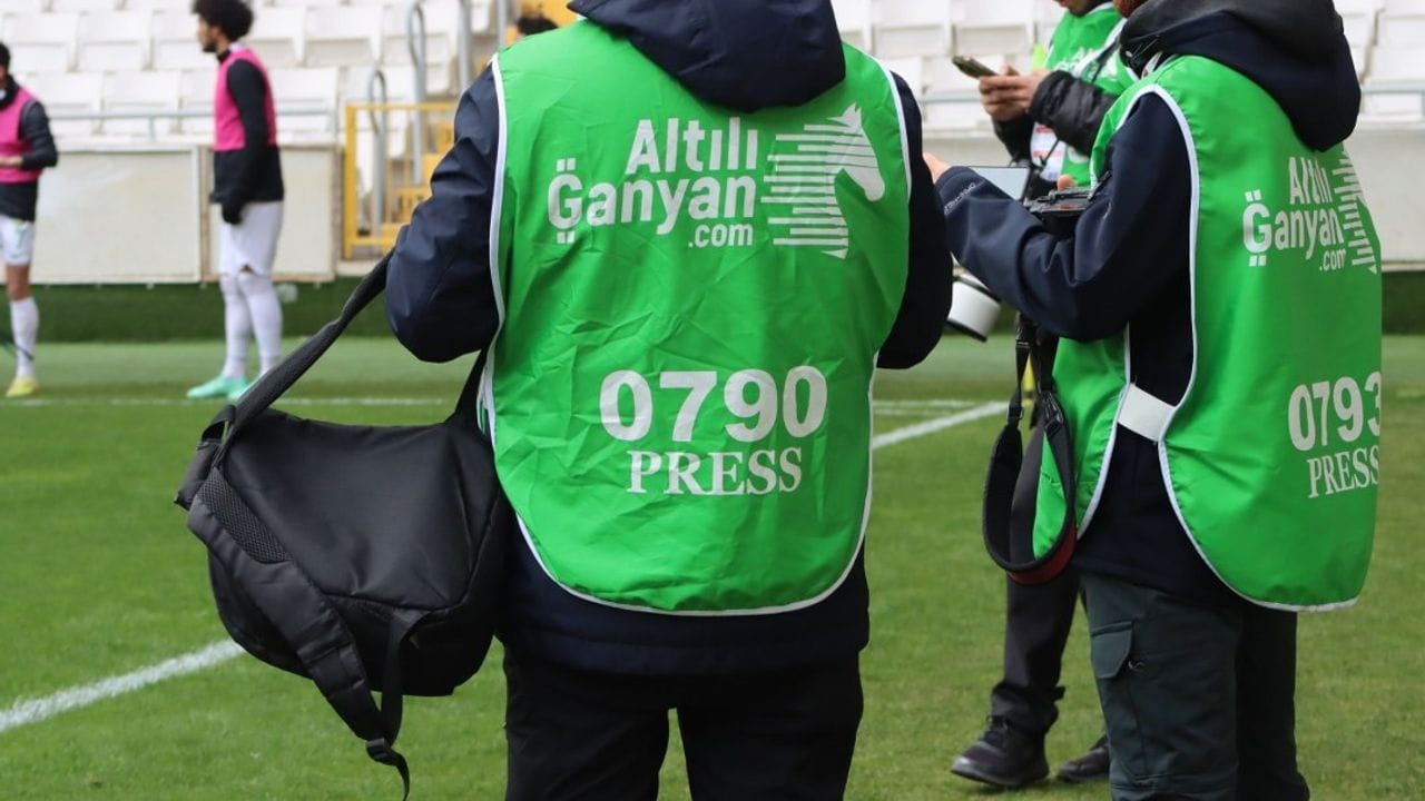 TSYD’den tartışmalı reklam hamlesi! Bahis gitti, at yarışı geldi! Gazetecilere at yarışı reklamlı önlük