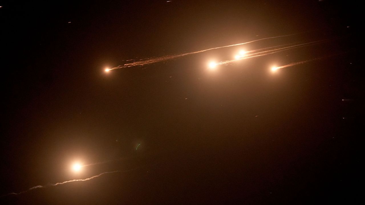 Muhteşem görüntüler! İran, İsrail’in gecesini gündüze çevirdi! Tel Aviv, ışıklar içinde sabahladı