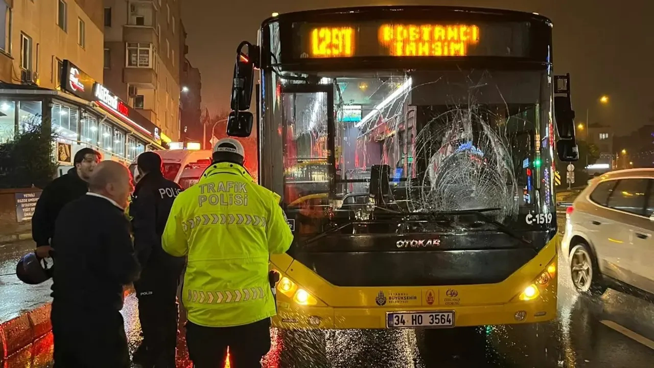 Üsküdar'da İETT otobüsü yayayı biçti: Dehşet anları kamerada