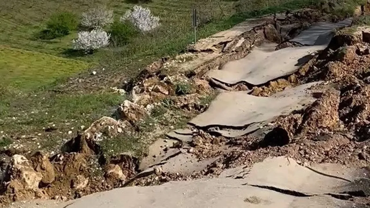 İnegöl’de heyelan geçit vermiyor: İki mahalle arasında ulaşım koptu