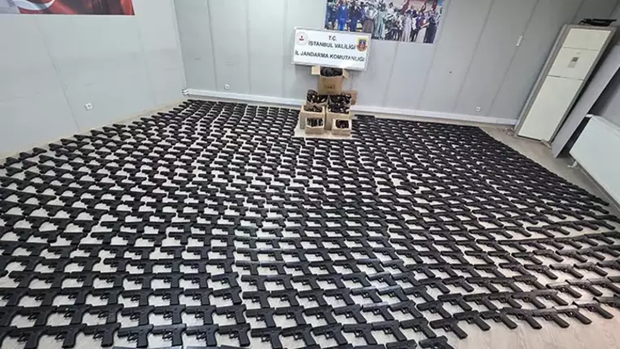 Kamyonet değil cephanelik! İstanbul'da koli koli silah ele geçirildi