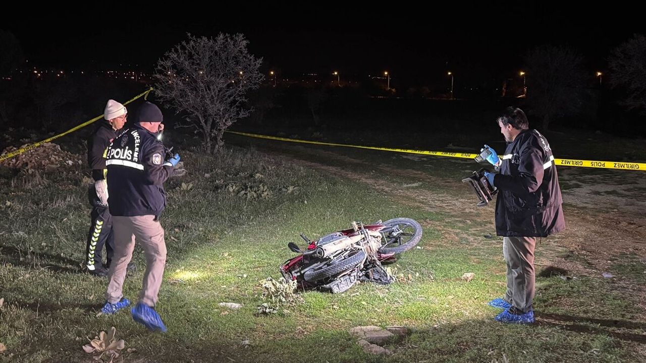 Uşak'ta devrilen motosikletin sürücüsü öldü