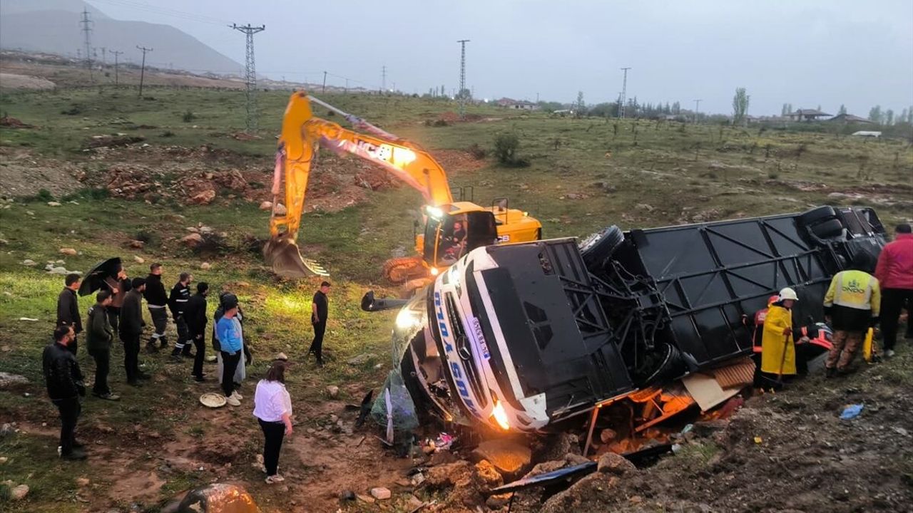Malatya'da feci kaza: Otobüs şarampole uçtu! Ölü ve yaralılar var!