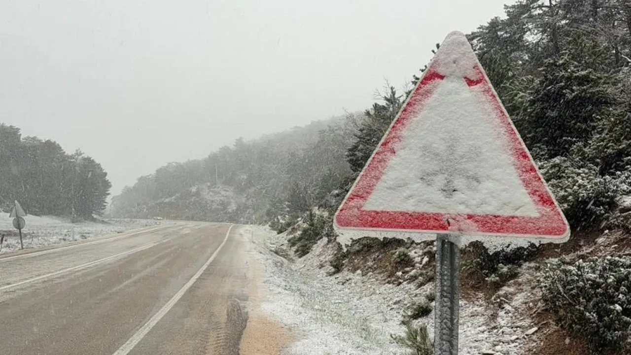 Afyonkarahisar'da kar esareti: O yollar tırlara kapatıldı!