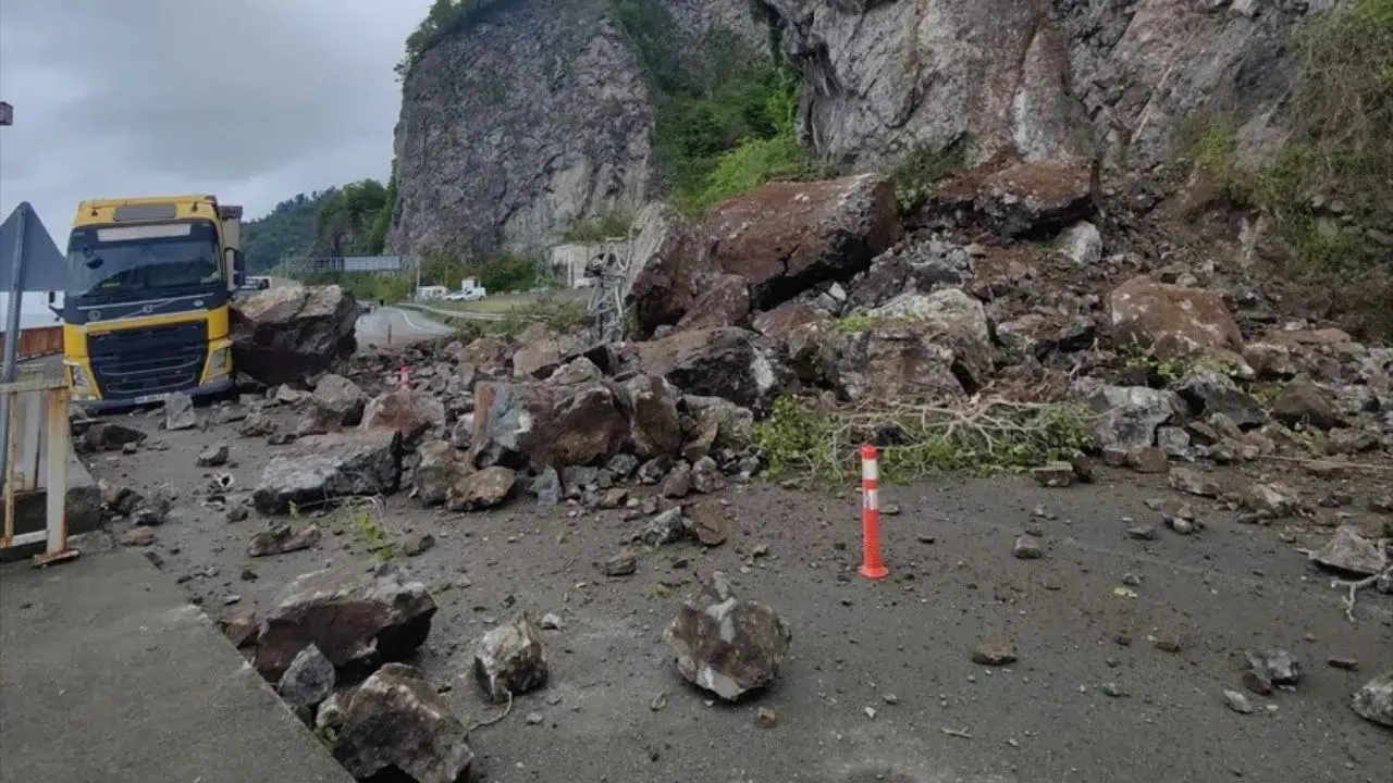 Artvin’de heyelan felaketi: Arhavi-Hopa-Sarp hattında ulaşım durdu!