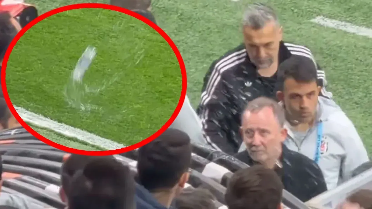 Beşiktaş taraftarı öfkesini hocasından çıkardı: Sergen Yalçın'a su şişesi fırlatıldı!
