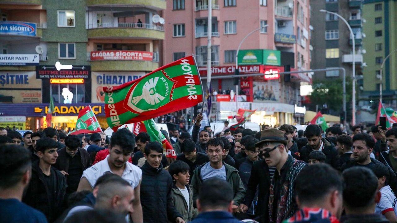 Diyarbakır'da, Amed Sportif Faaliyetler Süper Lig'e yükseldi   Kutlamalarda 2 kişiye 'yorgun mermi' isabet etti