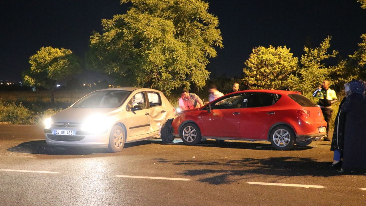 Kilis'te 2 otomobilin çarpıştığı kazada 4 kişi yaralandı