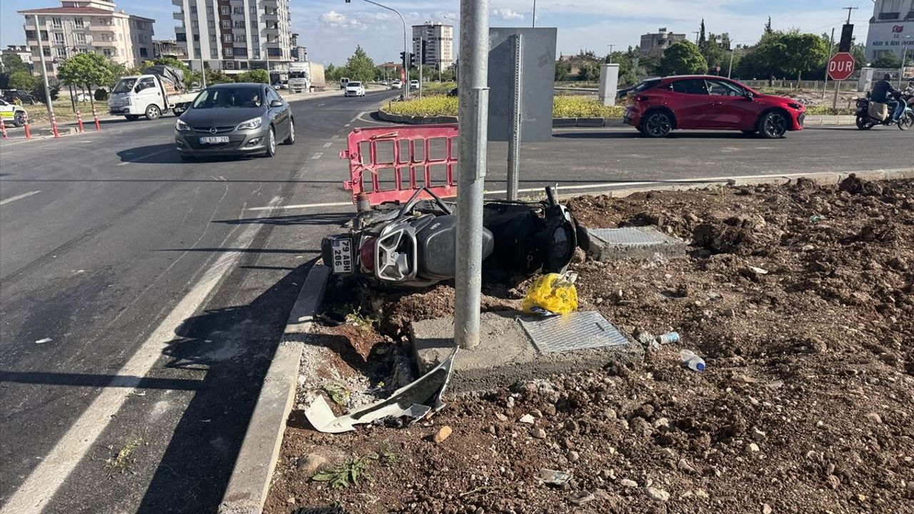 Kilis'te kavşak feci kazaya sahne oldu: 3 kişi yaralandı