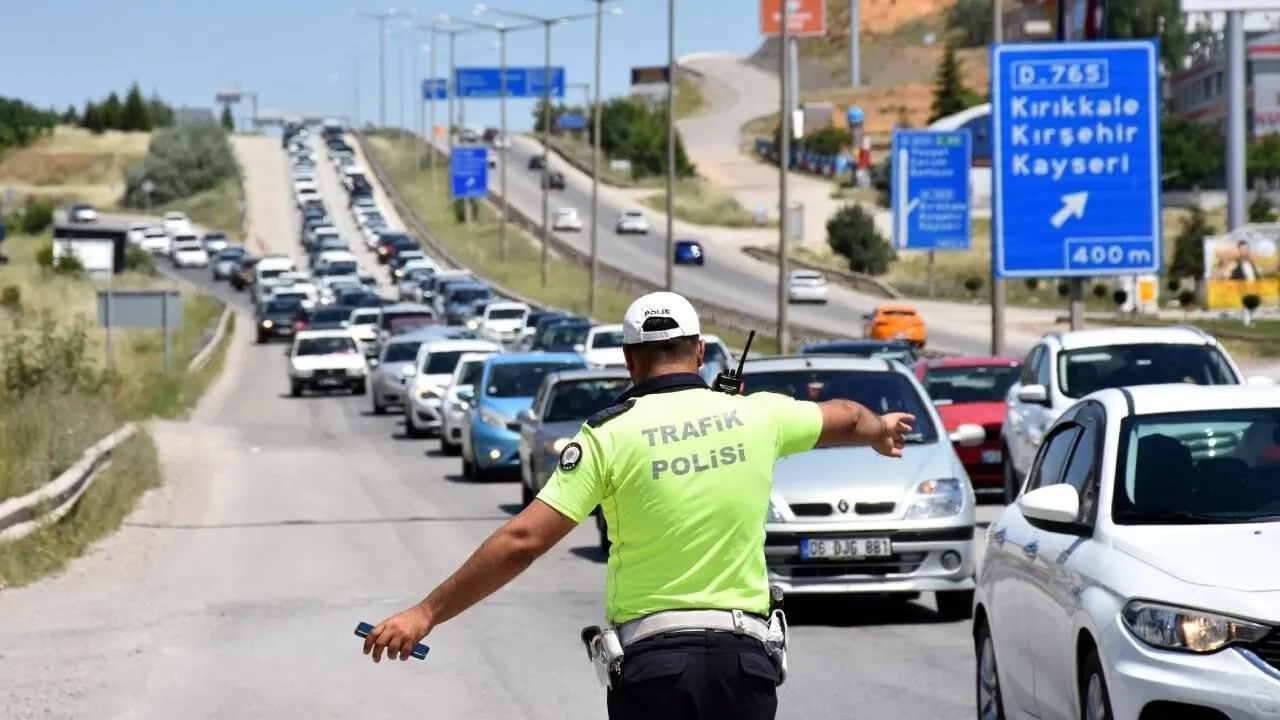 Dönüş yoğunluğu erken başladı: Yollar kilitlendi! İşte trafik yoğunluğunun yaşandığı o bölgeler...