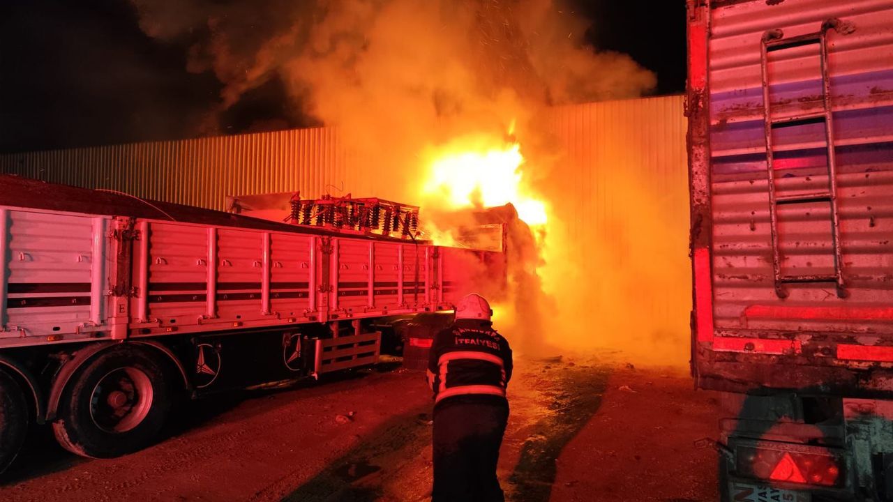 Şanlıurfa'da tır garajında çıkan yangında 3 araç zarar gördü