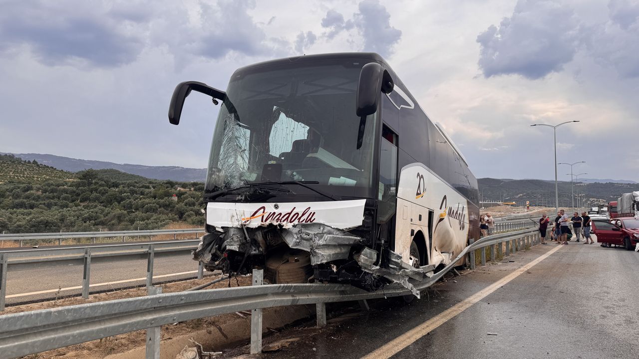 Aydın'da otomobille yolcu otobüsünün çarpıştığı kazada 9 kişi yaralandı