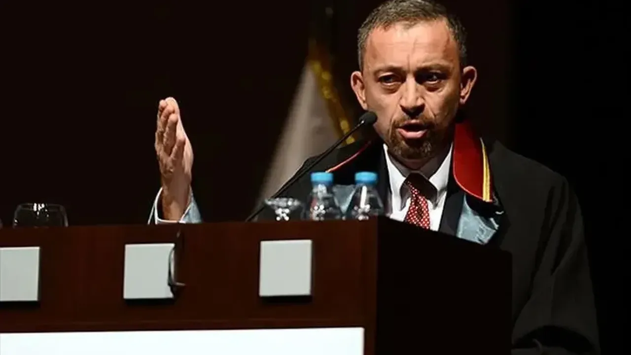 Başörtüsü yasakçısı Kocasakal geri döndü! Umarız aynı zihniyetle geri dönmemiştir