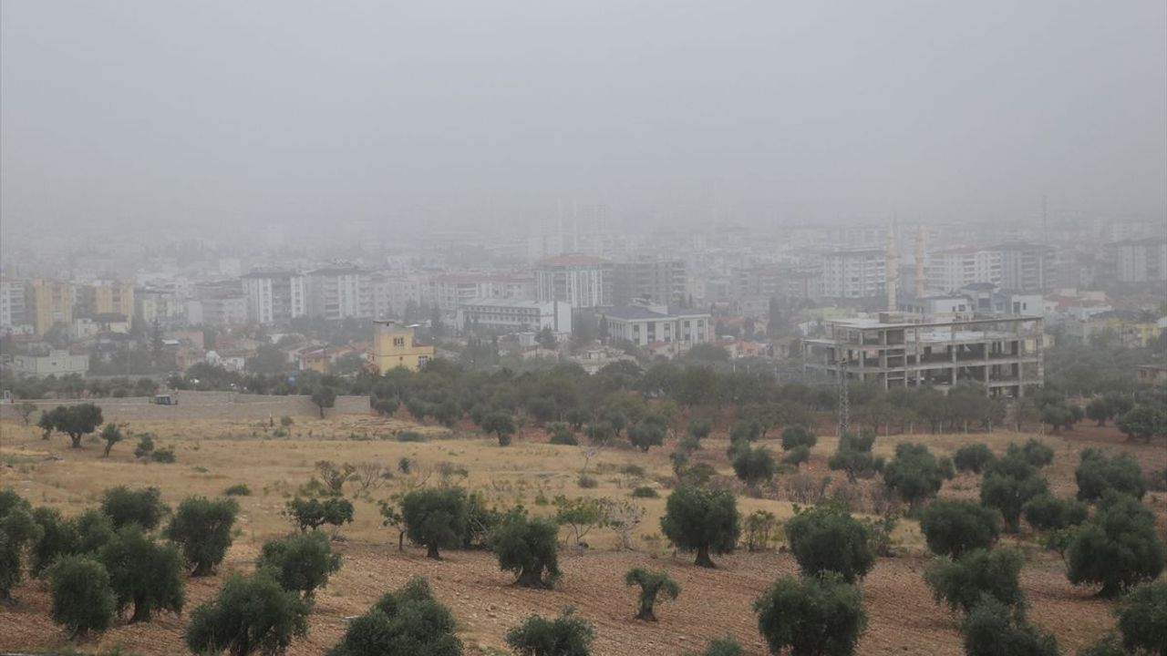 Kilis'te gökyüzü karardı: Toz bulutu esir aldı