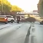 Esenler'de zincirleme kaza kamerada: 4 araç ve motosiklet birbirine girdi, 3 yaralı