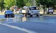 Pendik'te su borusu patladı! Şoförler sıra oluşturup araçlarını yıkadı