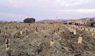 İskenderun'da binlerce insan deprem kayıplarını anmak için mezarlıklara akın etti!