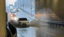 İstanbul'u sel aldı: Yolar göle döndü araçlar mahsur kaldı
