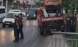 Sultangazi'de kaza yapan itfaiye aracı yayalara çarpmamak için refüje çıktı 