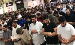 On binlerce Müslüman, Leman dergisinin önünde yatsı namazını kıldı