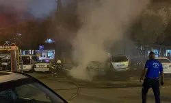 Muğla'da park halindeki iki otomobil ve bir elektrikli bisiklet yandı