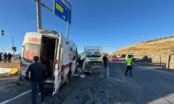 Ağrı'da ambulans ile kamyonetin çarpışması sonucu 7 kişi yaralandı