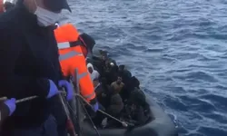 İzmir açıklarında 86 düzensiz göçmen yakalandı