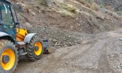 Siirt'te heyelandan kapanan köy yolu ulaşıma açıldı