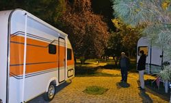 Deprem korkusu nedeniyle karavanını atölyeye çevirdi!