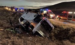 Afyonkarahisar’da yolcu otobüsü devrildi: 2 ölü, 21 yaralı