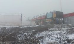 Kış yüzünü gösterdi! İç Anadolu'nun zirvesi Erciyes Dağı'na kar yağdı