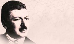 Eşini kaybeden bir kuş gibi kar! Seni solgun bahçelerde arar! Gökyüzünden düşer düşer ağlar!