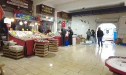 Foça’da kışın balık bereketi başladı: Tezgahlar taze ürünlerle doldu!