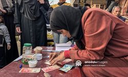 Filistinli kadının hayat mücadelesi! Geçimini banknot onararak sağlıyor!