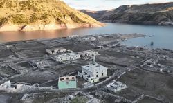 Kars'ta baraj sularının çekilmesiyle köy gün yüzüne çıktı