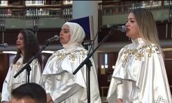 Yusuf Kaplan'ın şu sorularına cevap verebilecek birileri var mı: Papa’yı karşılamak için okunan ilahi ve giyilen elbiseler tesadüf mü?