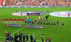 Süper Lig maçında iki takım taraftarından terörist Öcalan protestosu