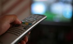 Yaşlılar günde 5 saati televizyon başında geçiriyor