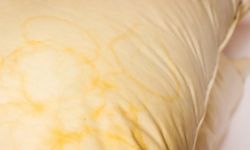 10 yıllık temizlik görevlisi sırrını verdi! Bu yöntem yastıktaki sarı lekeleri anında yok ediyor