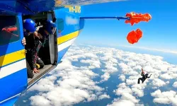 4600 metrede paraşüt kâbusu: Paraşütçü uçağın kanadına asılı kaldı!