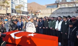 Şehit yürekleri yaktı! Babası vicdanları sızlattı...Temizlik işçisi baba  Şehit oğlunu ayağında terlikle uğurladı