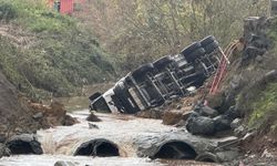 İstanbul'un göbeğinde dehşet: Yol çöktü, araçlar dereye uçtu!