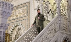 Şara, devrimin yıl dönümünde Emevi Camisi'nde namaz kıldırdı