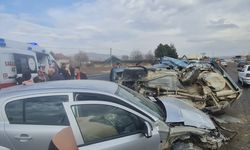 Afyon'da can pazarı! İki araç birbirine girdi: 7 yaralı